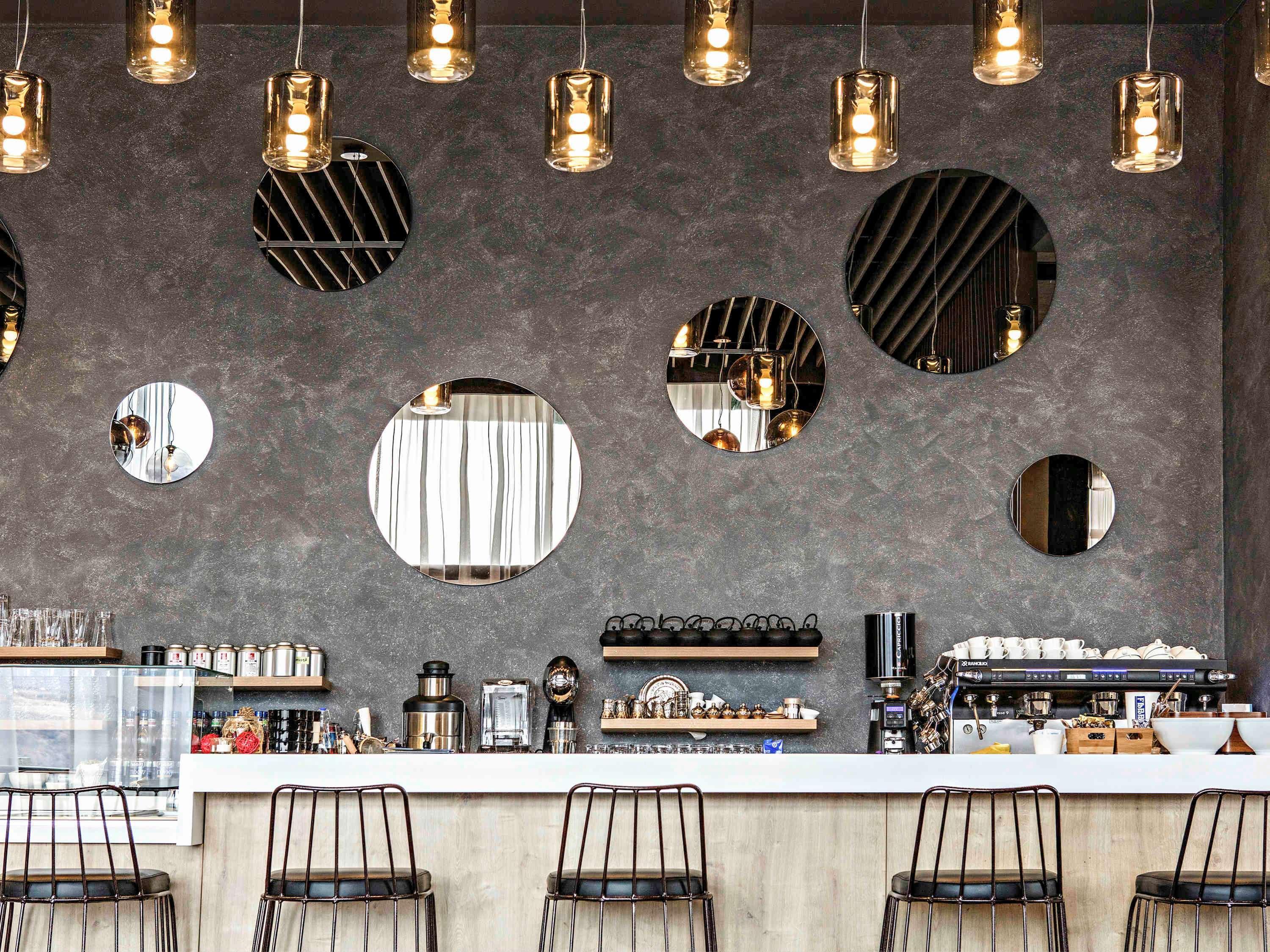 美憬阁水疗度假村-塞拉耶佛塔尔琴森林 Tarcin 外观 照片 The interior of a coffee shop in Athens, Greece