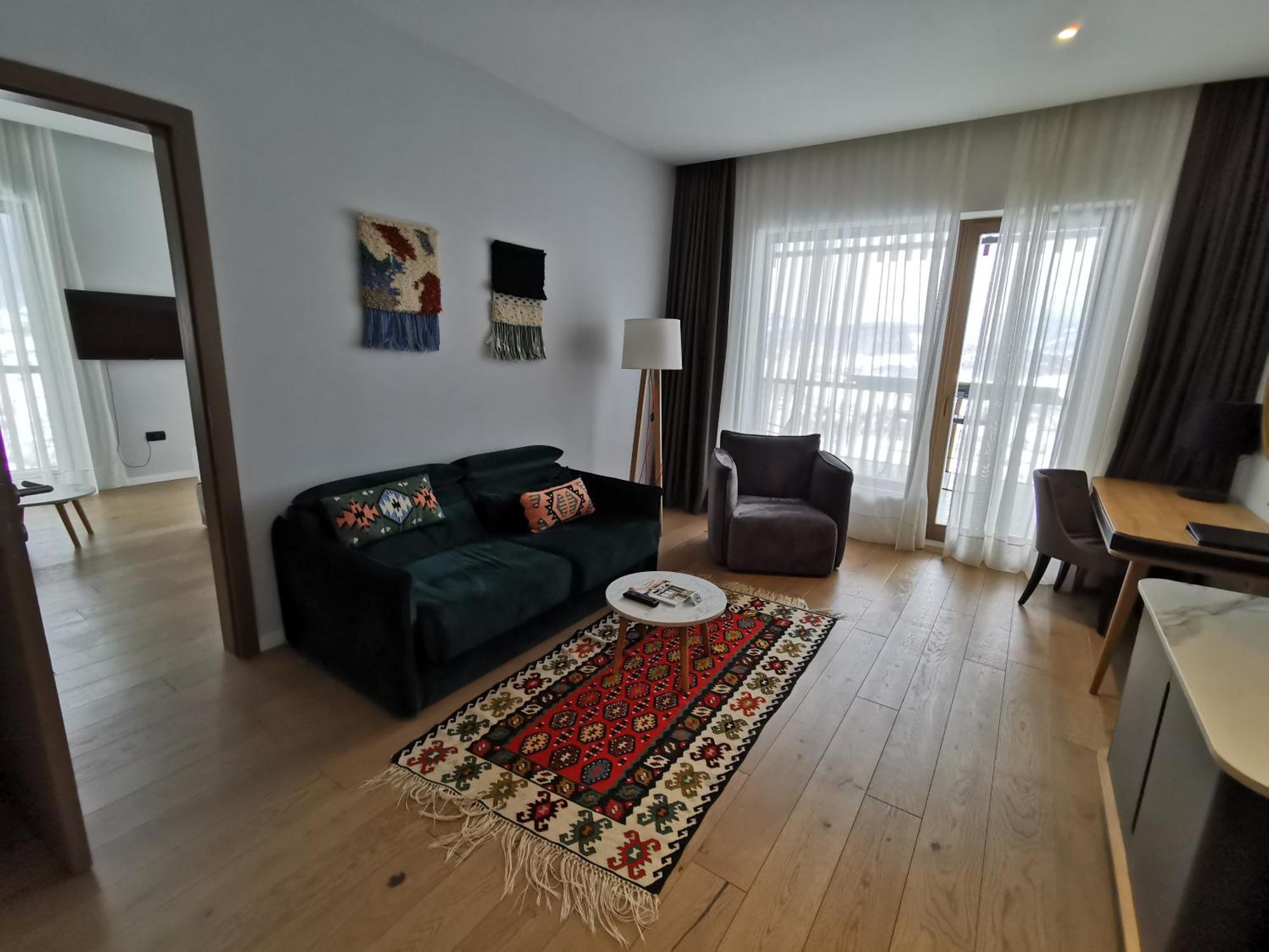 美憬阁水疗度假村-塞拉耶佛塔尔琴森林 Tarcin 外观 照片 A living room in a modern apartment