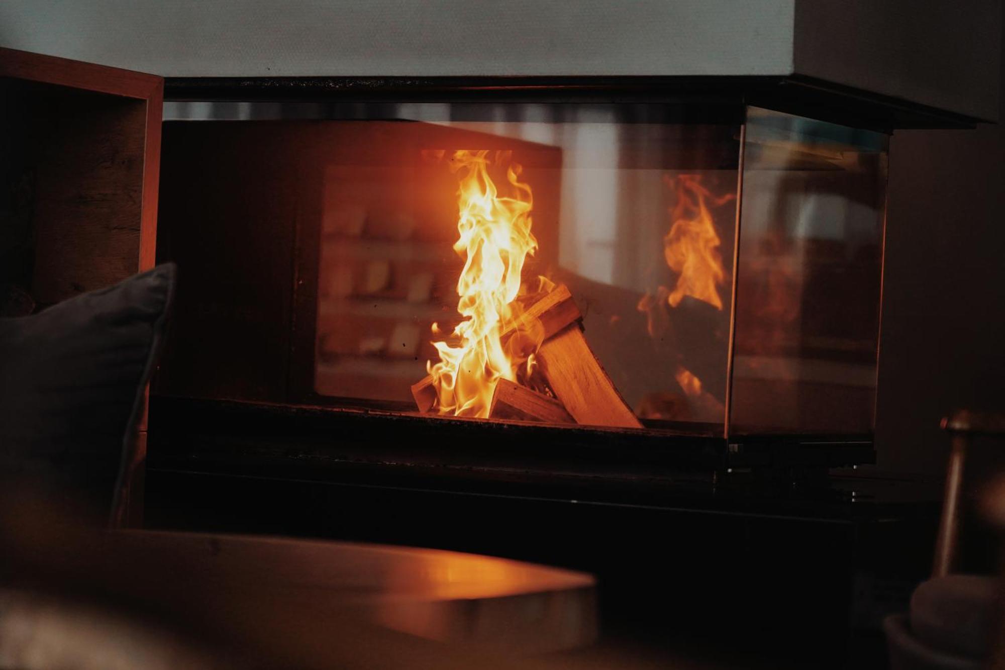 美憬阁水疗度假村-塞拉耶佛塔尔琴森林 Tarcin 外观 照片 A fireplace