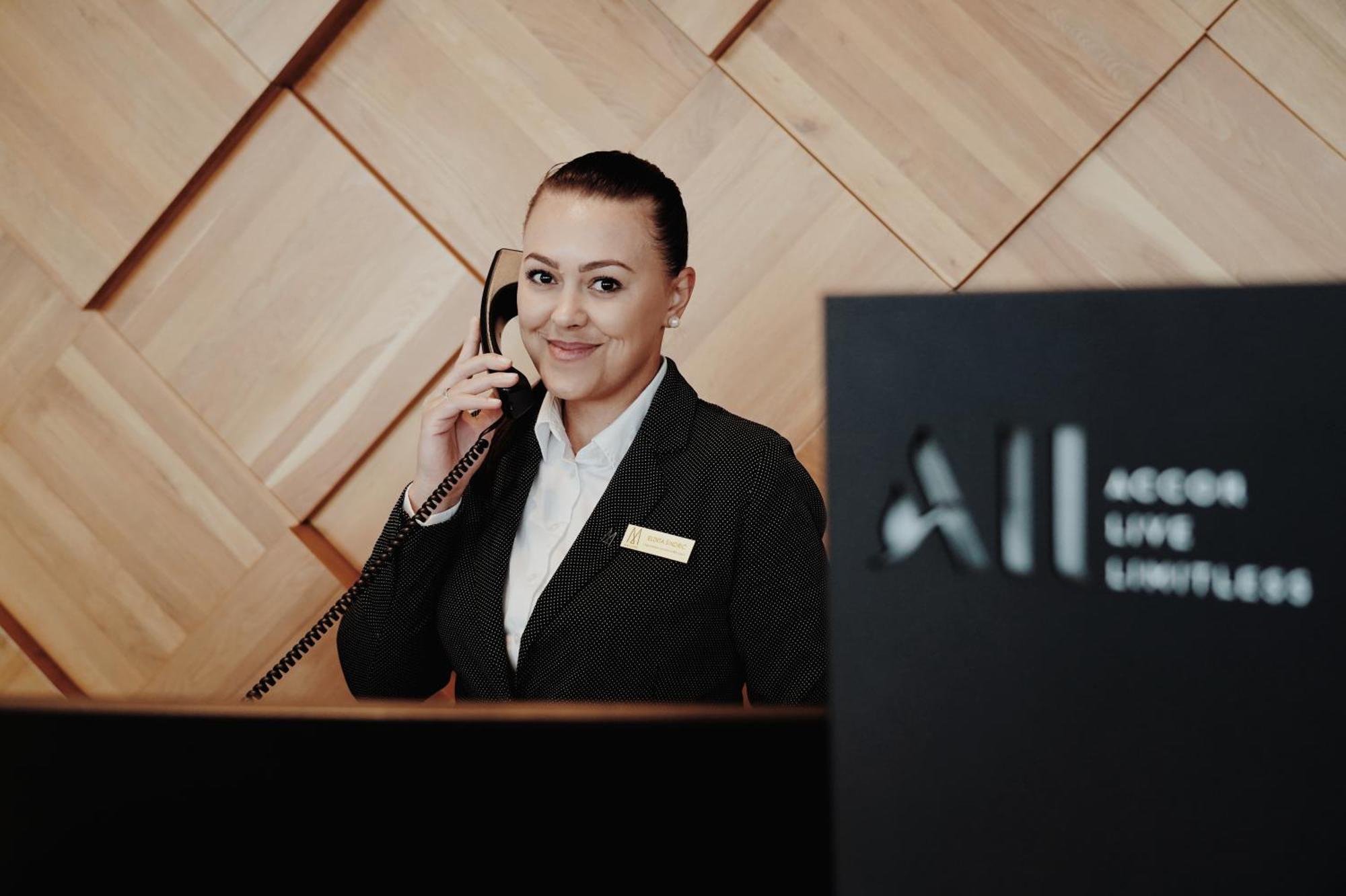美憬阁水疗度假村-塞拉耶佛塔尔琴森林 Tarcin 外观 照片 A hotel receptionist at work