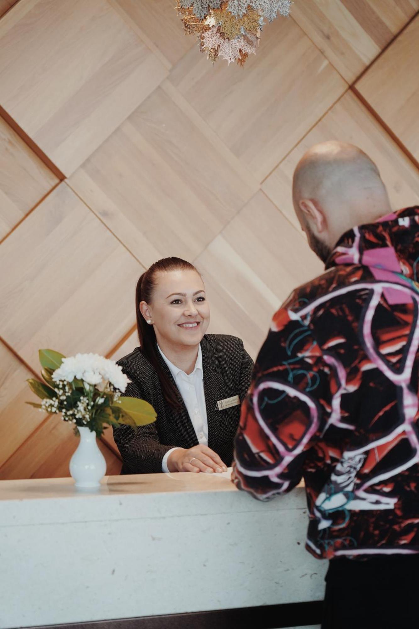 美憬阁水疗度假村-塞拉耶佛塔尔琴森林 Tarcin 外观 照片 A hotel receptionist