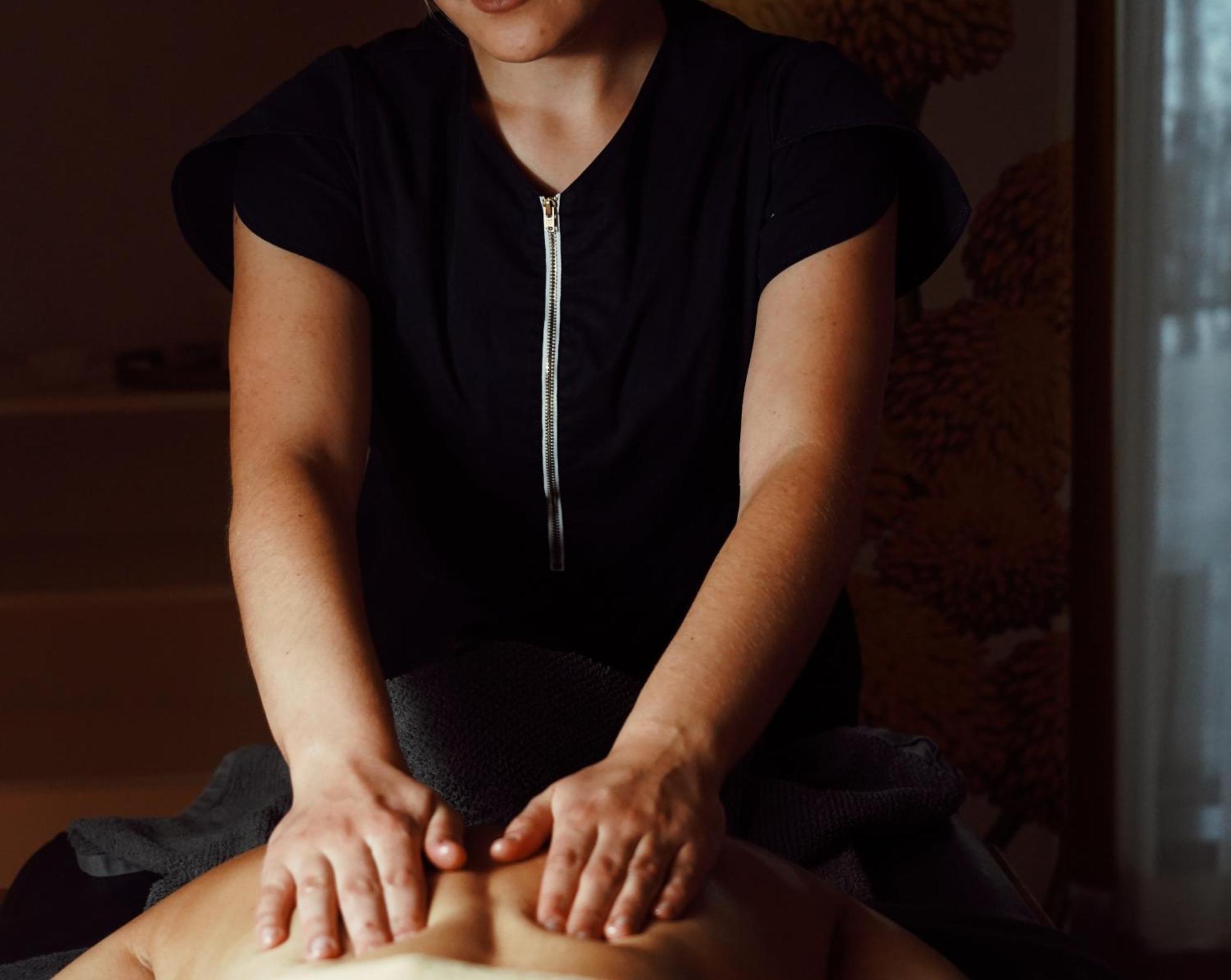 美憬阁水疗度假村-塞拉耶佛塔尔琴森林 Tarcin 外观 照片 A massage therapist working on a patient